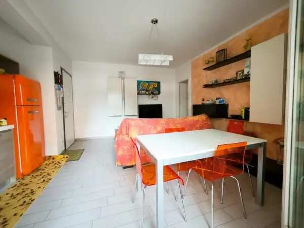 Monolocale 90, Carrara