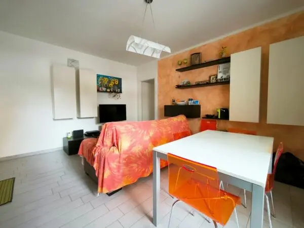 Monolocale 90, Carrara