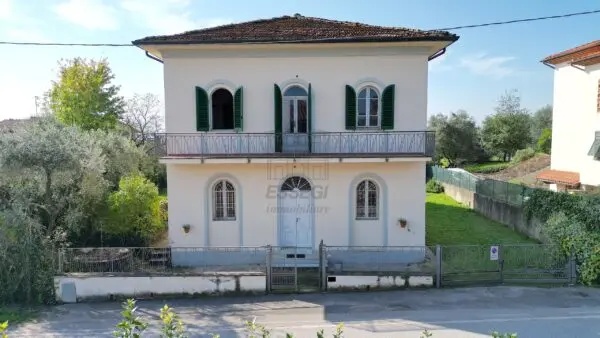 Villa via Cercatoia Alta, Montecarlo