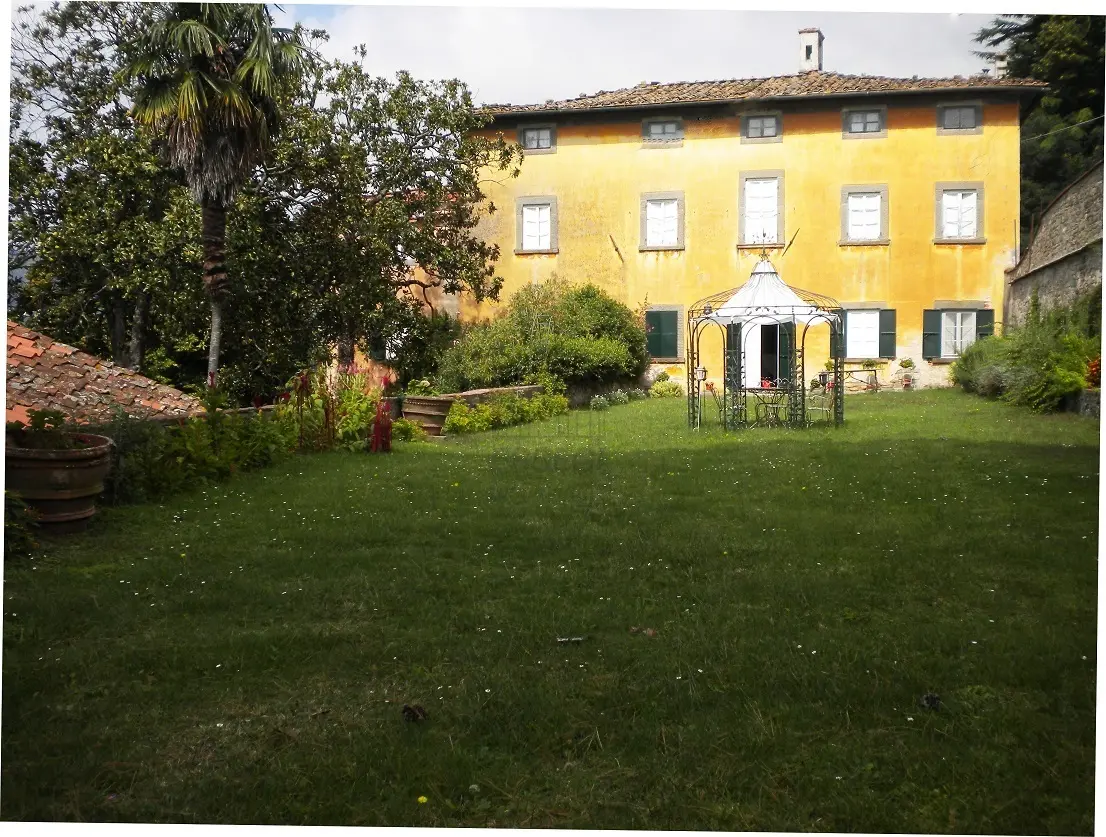 Immagine per Casale in vendita a Lucca via Di Matraia