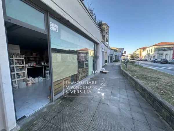 Locale Commerciale via Aurelia Nord 43, Viareggio
