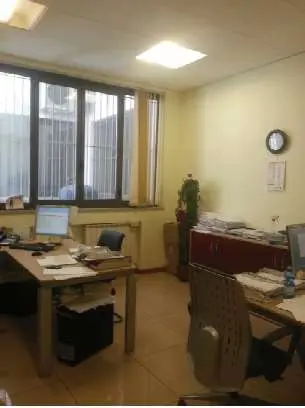 Negozio 11-13 R, Genova