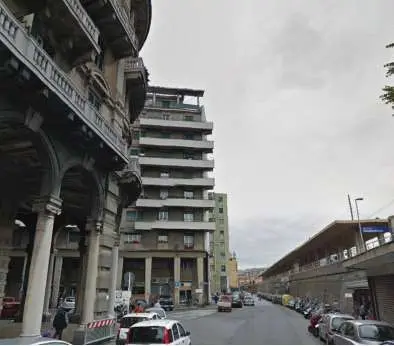 Negozio 11-13 R, Genova