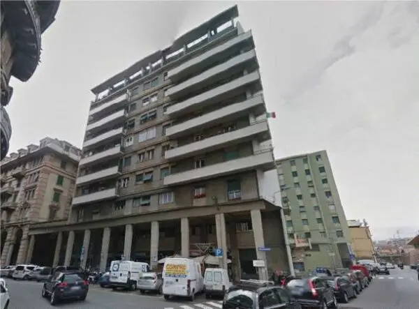 Negozio 11-13 R, Genova