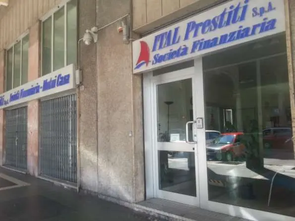Negozio 11-13 R, Genova