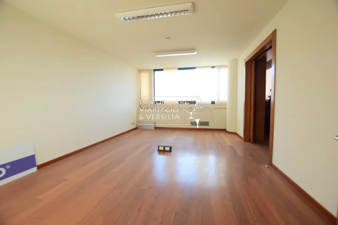 Immagine per Ufficio in vendita a Viareggio via Aurelia Sud 10