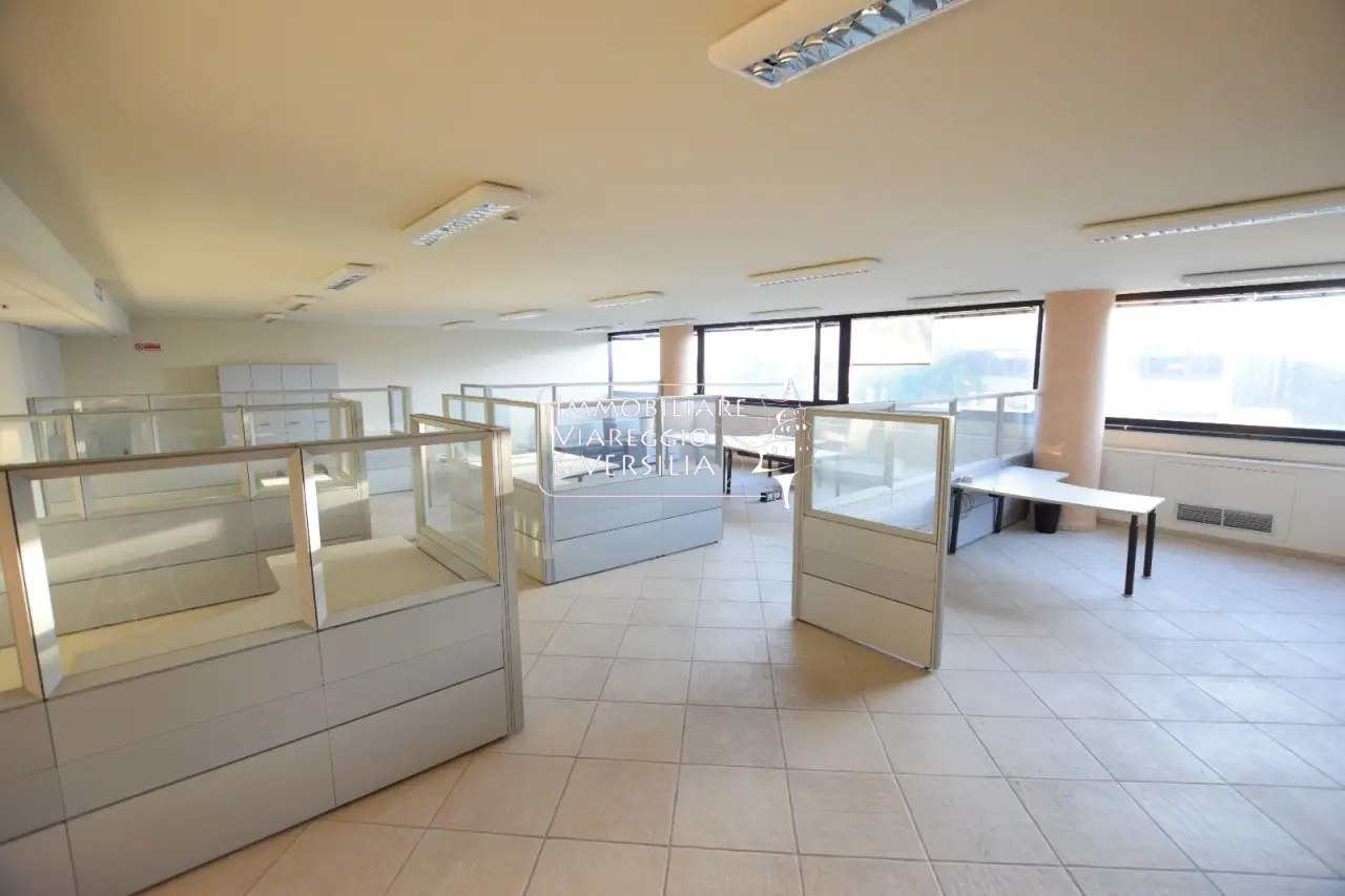 Immagine per Ufficio in vendita a Viareggio via Aurelia Sud 10