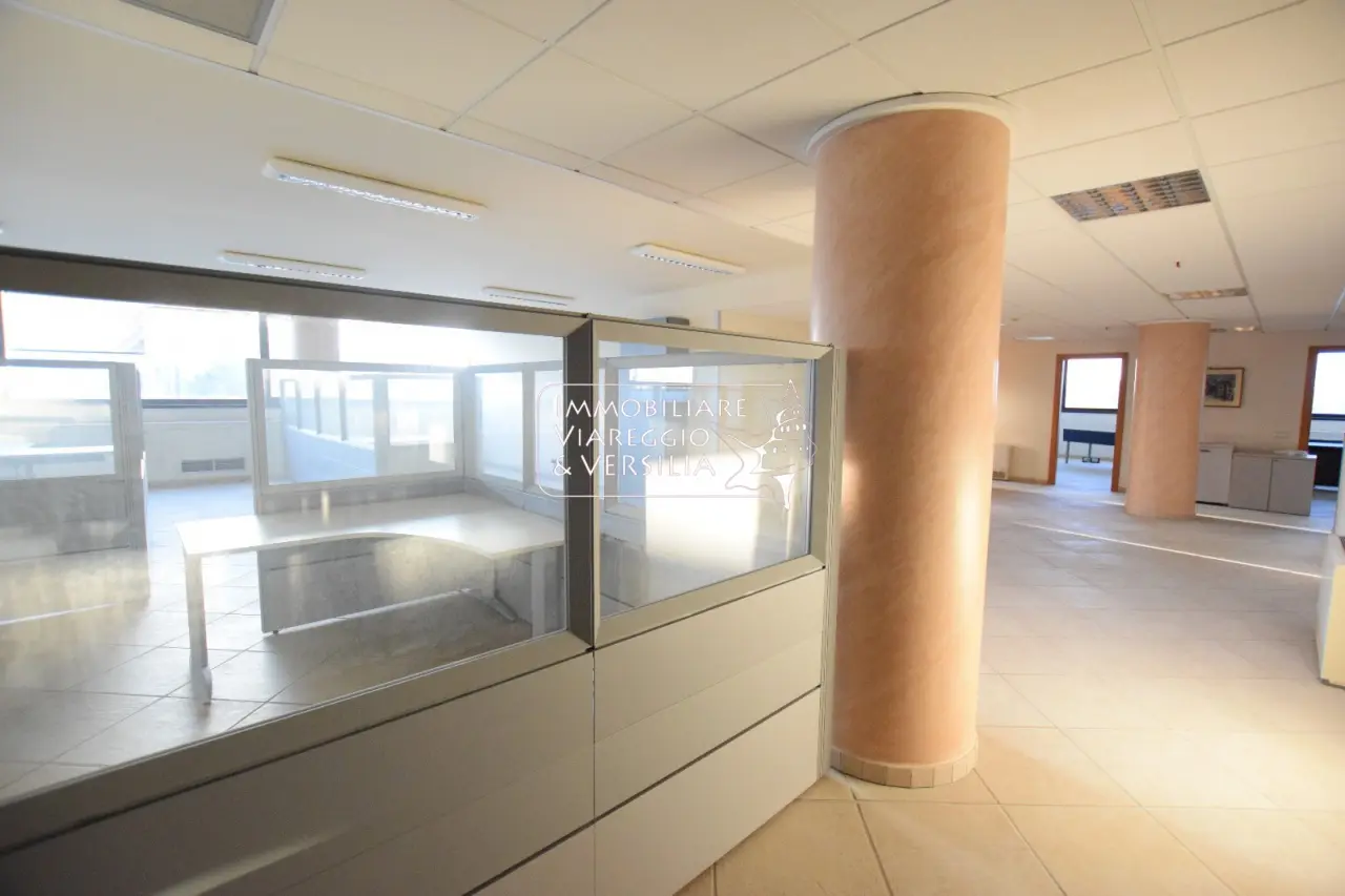 Immagine per Ufficio in vendita a Viareggio via Aurelia Sud 10