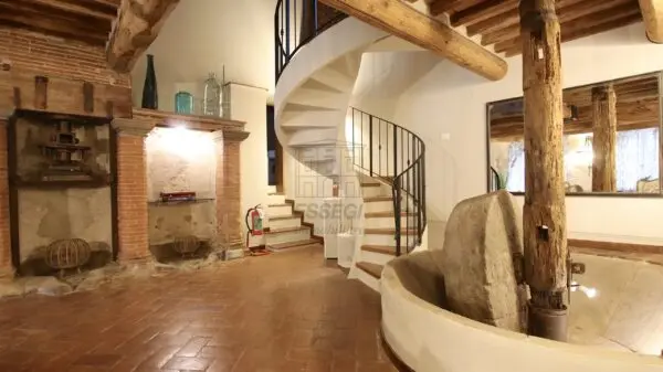 Casale 9, Lucca
