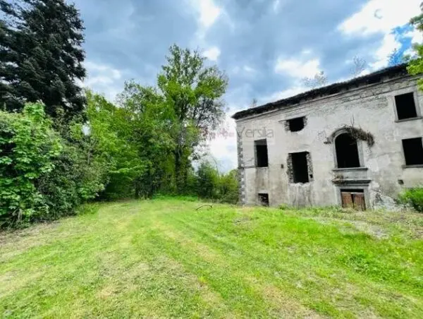 Villa via, Massa