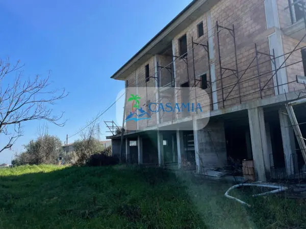 Villa Trifamiliare via Contrada Marezi 13, Massignano