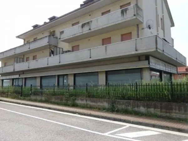 Locale Commerciale via Giacomo Leopardi, Colli Del Tronto