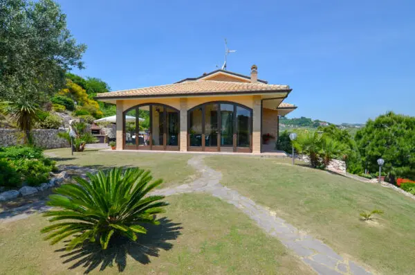 Villa Trifamiliare via Degli Olmi 9, Acquaviva Picena