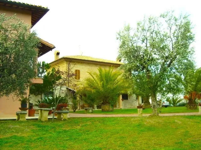 Immagine per Villa trifamiliare in vendita a Ancarano via Sp 1b
