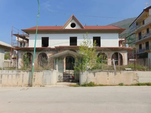 Villa via, Taurano