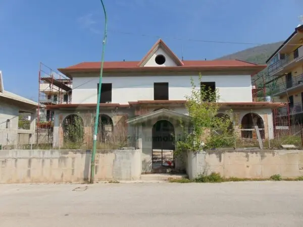 Villa via, Taurano