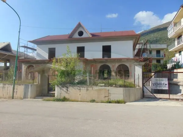 Villa via, Taurano