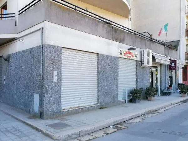 Locale Commerciale via Alcide De Gasperi 171, Canosa Di Puglia