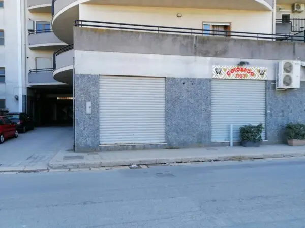 Locale Commerciale via Alcide De Gasperi 171, Canosa Di Puglia