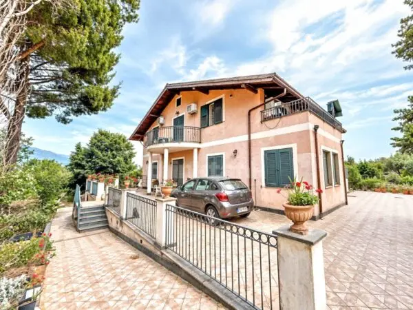 Villa via Vecchiuzzi Snc, Aci Bonaccorsi