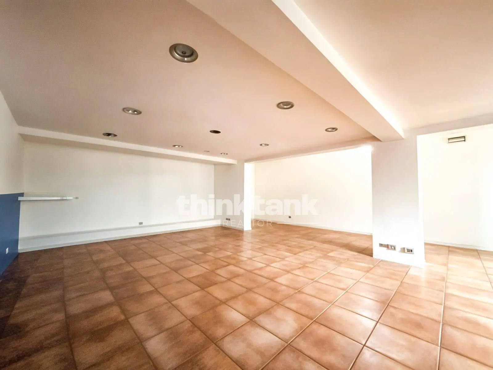 Immagine per Locale Commerciale in vendita a Ragalna corso sicilia 