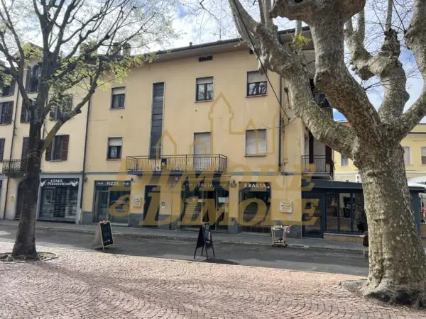 Trilocale piazza Garibaldi 10, Luino