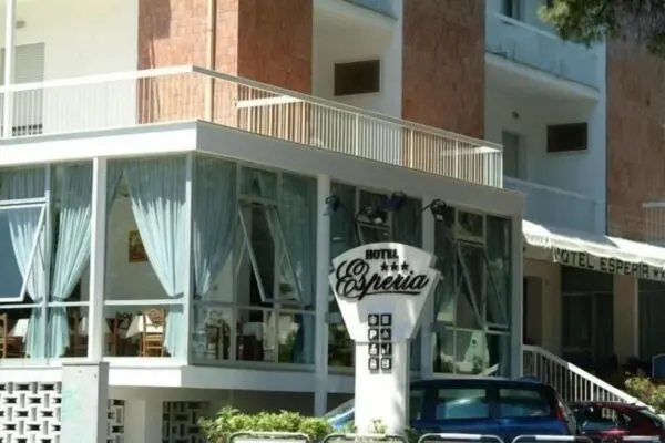 Locale Commerciale via Giosuè Carducci, Cesenatico
