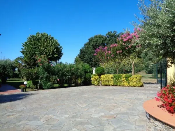 Villa via, Montignoso