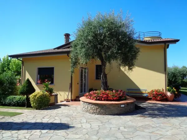 Villa via, Montignoso