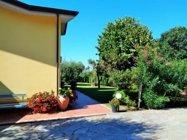 Villa via, Montignoso