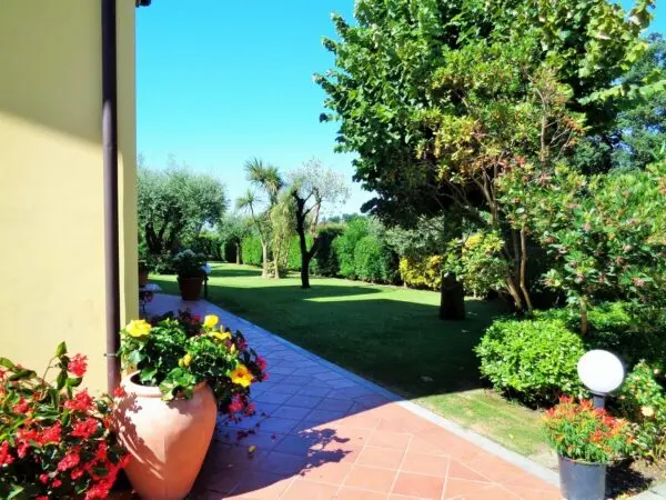 Villa via, Montignoso