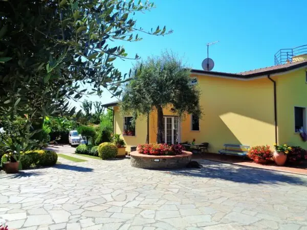 Villa via, Montignoso