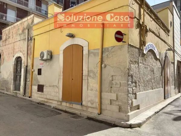 Locale Commerciale via Giuseppe Verdi 2, Canosa Di Puglia