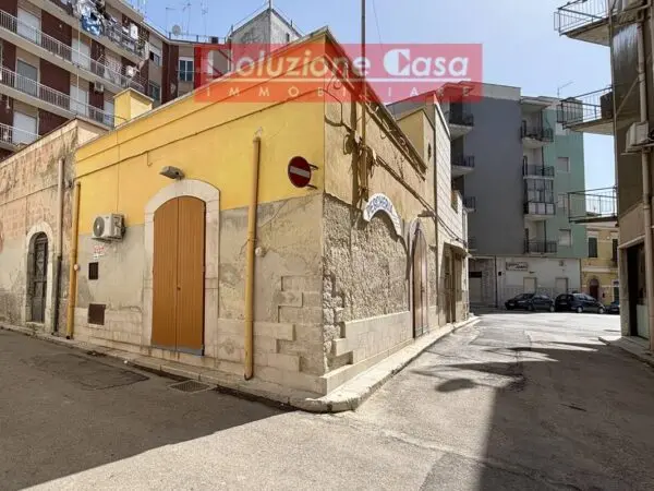 Locale Commerciale via Giuseppe Verdi 2, Canosa Di Puglia