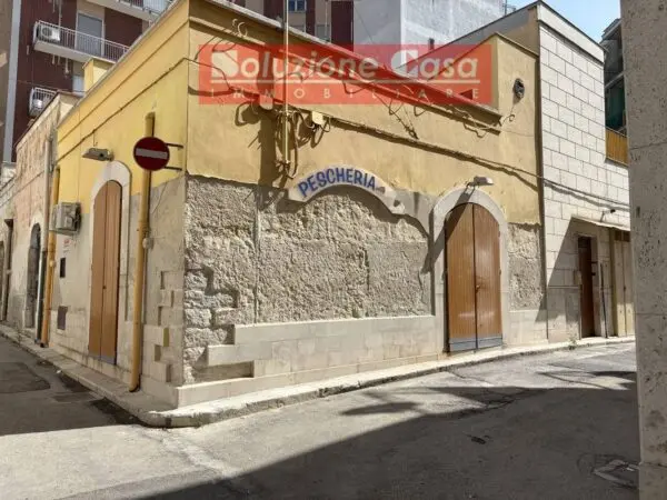 Locale Commerciale via Giuseppe Verdi 2, Canosa Di Puglia