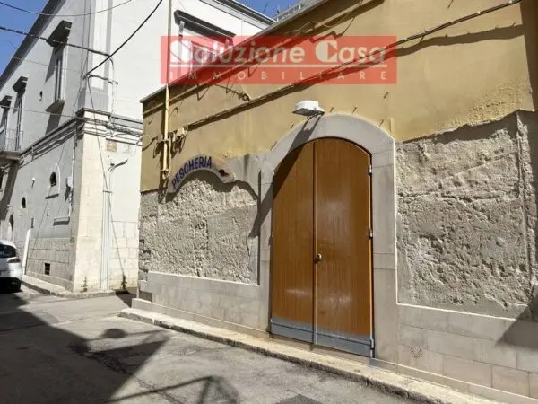 Locale Commerciale via Giuseppe Verdi 2, Canosa Di Puglia