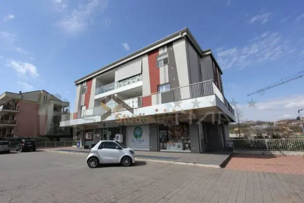 Locale Commerciale via Giorgio De Chirico 137, Rende