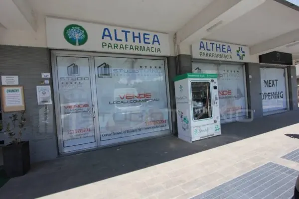 Locale Commerciale via Giorgio De Chirico 137, Rende