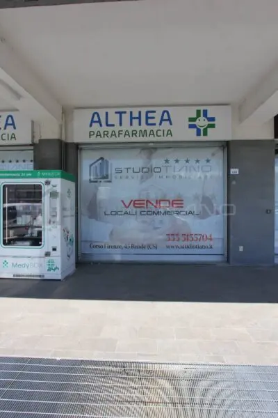 Locale Commerciale via Giorgio De Chirico 137, Rende