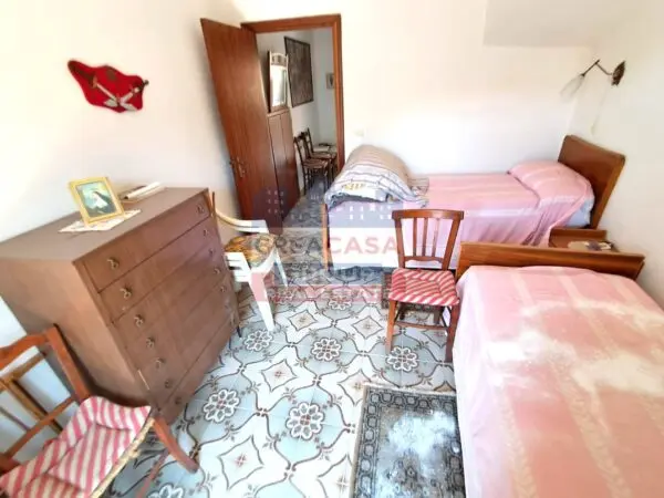 Casa Indipendente piazza Cutrufelli, Graniti