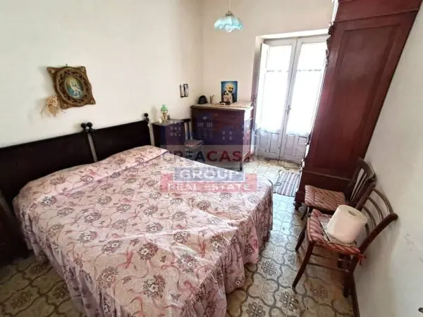 Casa Indipendente piazza Cutrufelli, Graniti