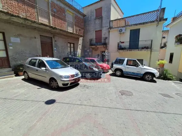 Casa Indipendente piazza Cutrufelli, Graniti