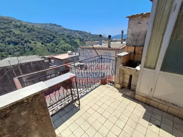 Casa Indipendente piazza Cutrufelli, Graniti