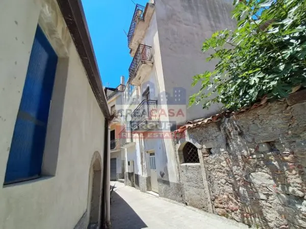 Casa Indipendente piazza Cutrufelli, Graniti