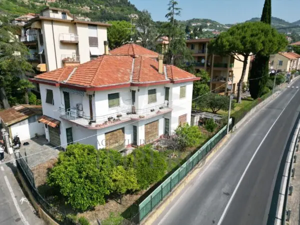 Villa Trifamiliare via Alba 6, Bordighera