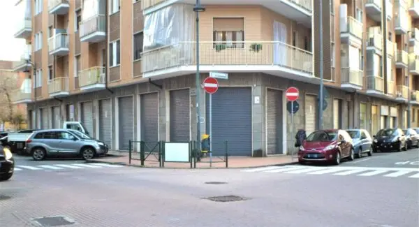 Locale Commerciale via Juvarra 55, Nichelino