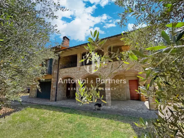 Villa strada Statale 448, Todi