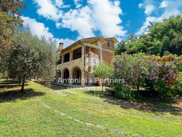 Villa strada Statale 448, Todi