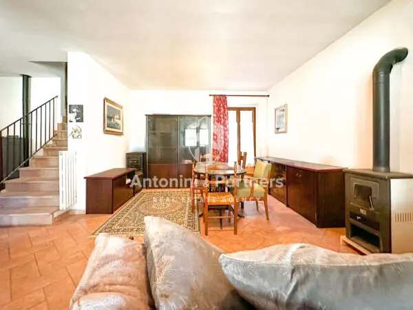 Villa strada Statale 448, Todi