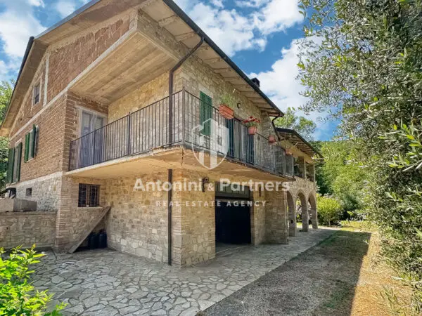 Villa strada Statale 448, Todi